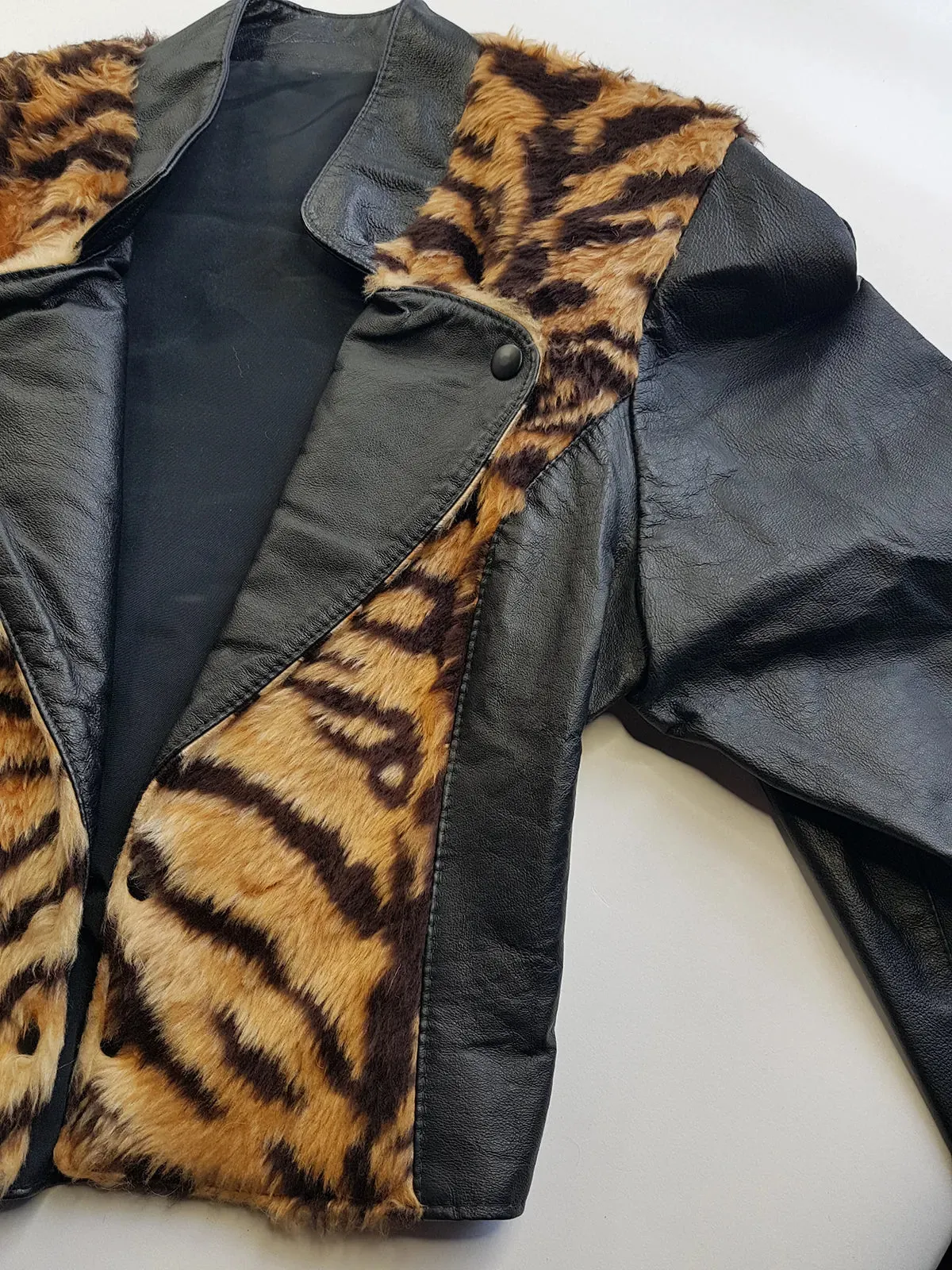 1980s Vintage 100% Genuine Leather Tiger Motorcycle Jacket - Metal Hardware - Fully Lined Jacket