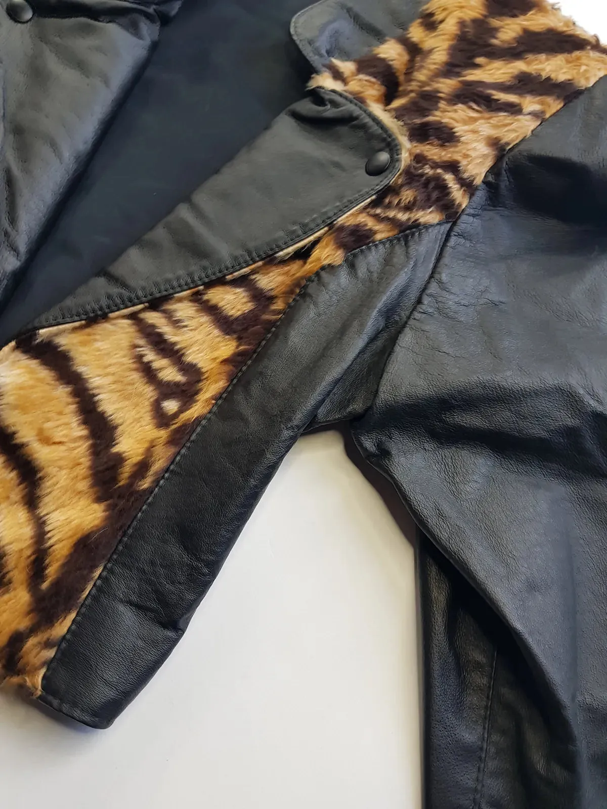 1980s Vintage 100% Genuine Leather Tiger Motorcycle Jacket - Metal Hardware - Fully Lined Jacket