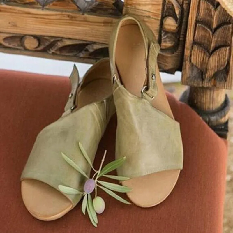 Flat bottom versatile sandals